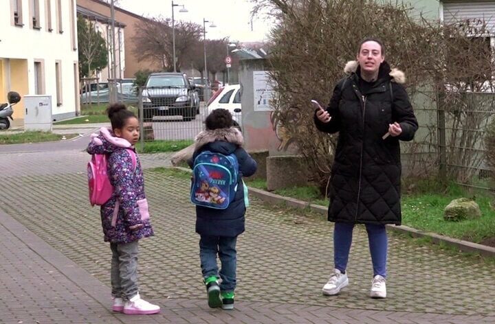 Ihre Zwillinge Jaylin und Jaydin auf dem Weg zum Schul-Schnuppertag. © RTLZWEI Ihre Zwillinge Jaylin und Jaydin auf dem Weg zum Schul-Schnuppertag. © RTLZWEI
