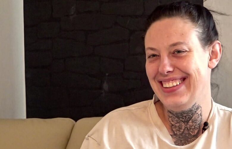 Bürgergeld-Bezieherin Janine zeigt neues Tattoo: “Eigentlich kostet das gut was …”