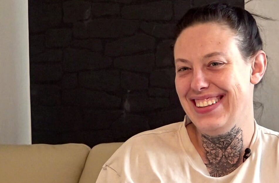 Bürgergeld-Bezieherin Janine zeigt neues Tattoo: “Eigentlich kostet das gut was …”