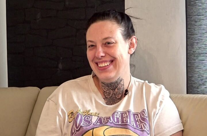 Janine (29) freut sich über ihr Halstattoo. © RTLZWEI Janine (29) freut sich über ihr Halstattoo. © RTLZWEI
