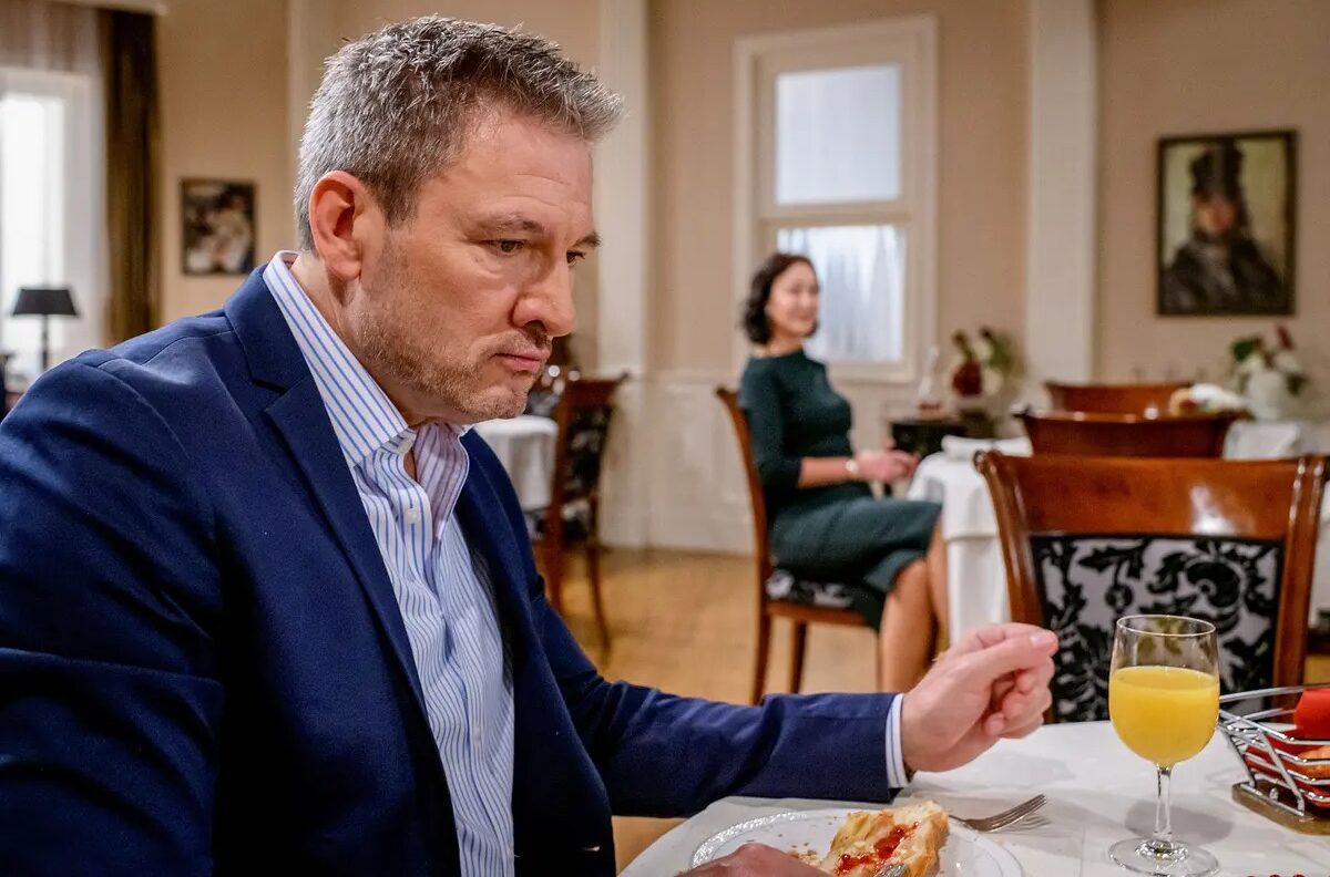 Sophia (Krista Birkner, r.) kann ihre Freude über die Trennung von Christoph (Dieter Bach, l.) und Alexandra nicht ganz verbergen. Foto: ARD/WDR/Christof Arnold